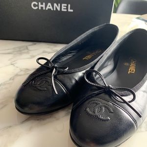 Chanel Black Calfskin Ballet Flats. Size 39.